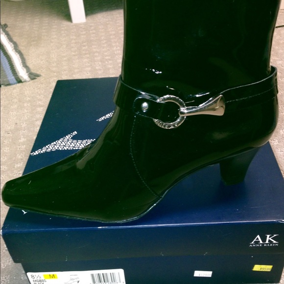 New size 8.5 Anne Klein Black patent Boots - Picture 2 of 5